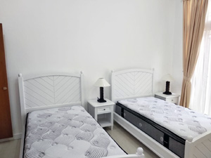 Make a fun sanctuary for your child with this collection, specifically designed for kids in white color. 
<br> Only available in white and in Queen (160x200cm) and Single (100x190cm) sizes. 
<br> Bedside Table - Size: 45x40x57H cm
<br> Dresser - Size: 90x50x80H cm
<br> Desk - Size: 105x50x75H cm
